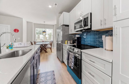 Sheffield Park House | Luxurious 3BR Townhome King Bed 10 mins to Uptown