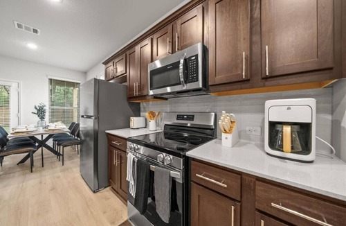 Denton House | Luxurious 4 Bed Duplex Getaway!
