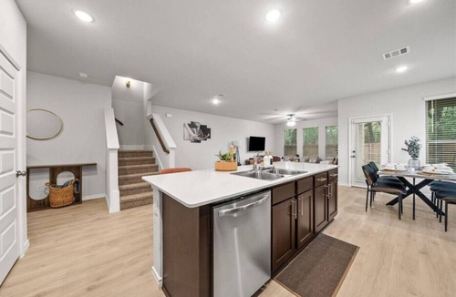 Denton House | Luxurious 4 Bed Duplex Getaway!