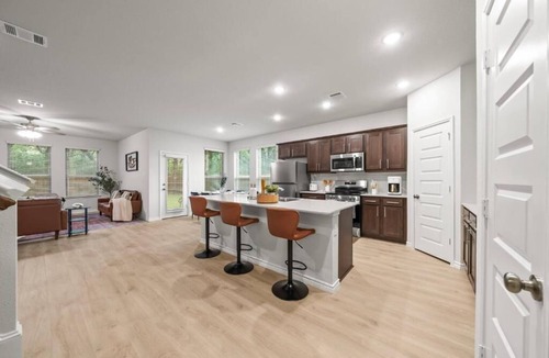 Denton Villa | Luxurious 4 Bed Duplex Getaway
