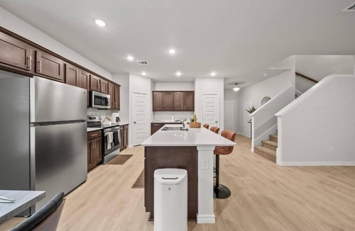 Denton Villa | Luxurious 4 Bed Duplex Getaway