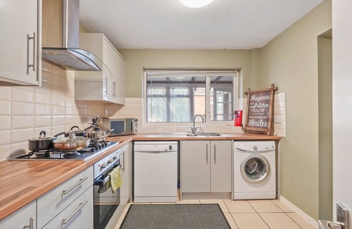 Maidstone House | Luxurious 4 bed house Maidstone Home with parking