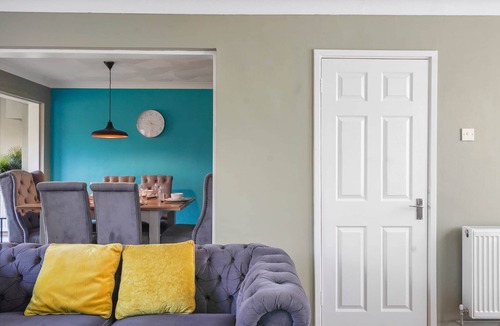 Maidstone House | Luxurious 4 bed house Maidstone Home with parking