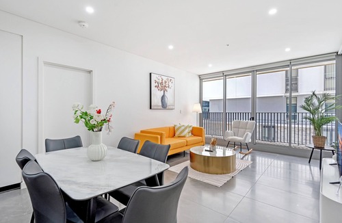 Lidcombe Apartment | Luxurious 4-Bedroom Apartmentnn