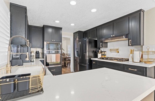 Antelope House | Luxurious 4-bedroom home located in Antelope near golf courses & cherry island