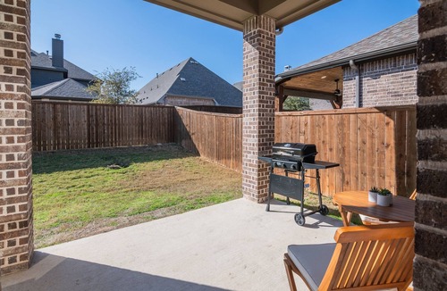 Tarrant County House | Luxurious 4-bedroom house with media room in charming Haslet