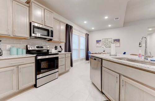 Leon Junction Apartment | Luxurious 4-Bedroom House