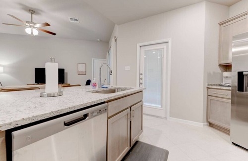 Leon Junction Apartment | Luxurious 4-Bedroom House