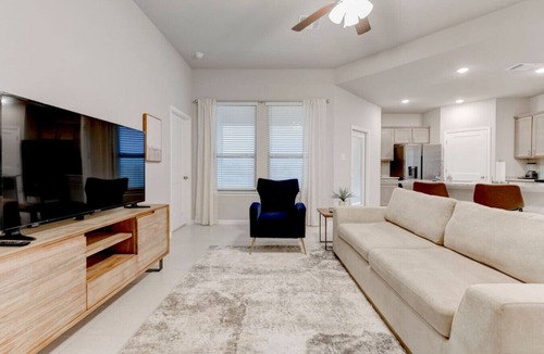 Leon Junction Apartment | Luxurious 4-Bedroom House