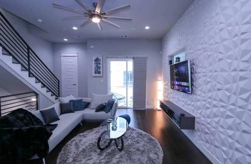 Astrodome House | Luxurious 4 Story Rooftop Townhouse-Near Medical Center&NRG stadium.