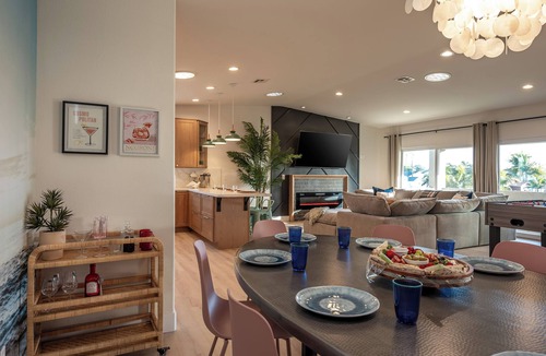 South Oceanside House | Luxurious 4BR ensuite, sauna, walk to beach & restaurants. 15 min to Legoland!