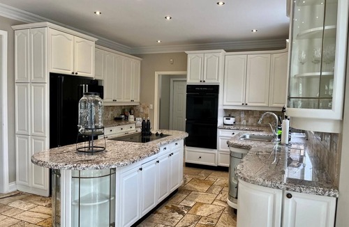 Welland Villa | Luxurious 5-acre estate is only 15 minutes from the majestic Niagara Falls