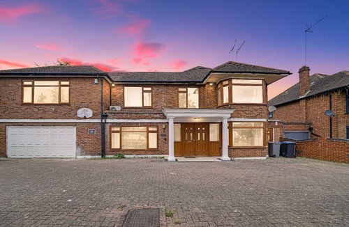 Harrow House | Luxurious 5 BED | 10 mins from Wembley | 4 Bath | Gym | Jacuzzi