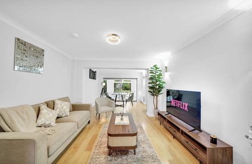 Harrow House | Luxurious 5 BED | 10 mins from Wembley | 4 Bath | Gym | Jacuzzi