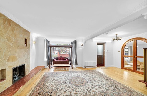 Harrow House | Luxurious 5 BED | 10 mins from Wembley | 4 Bath | Gym | Jacuzzi