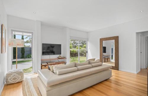 Avoca Beach House | Luxurious 5-Bed Home by Avoca Beach