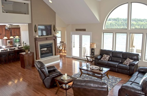 Camdenton House | Luxurious 5 bedroom, 5+ baths, gourmet kitchen, great location