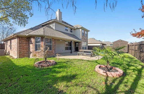 Burleson House | Luxurious 5-Bedroom Villa with Pool In Fort Worth
