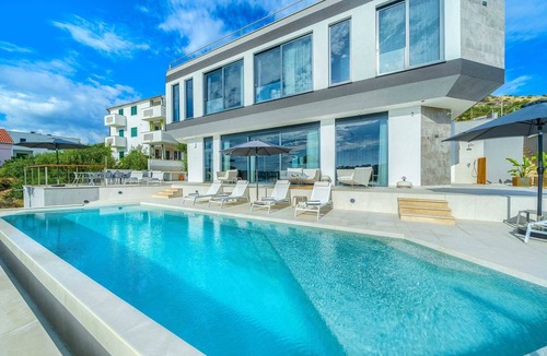 Podglavica Villa | Luxurious 5-BR Villa for 10 with Panoramic Views and Heated Pool