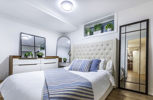 Etobicoke House | Luxurious 5 Star 5-Bedroom, 4-Bathroom Designer Estate
