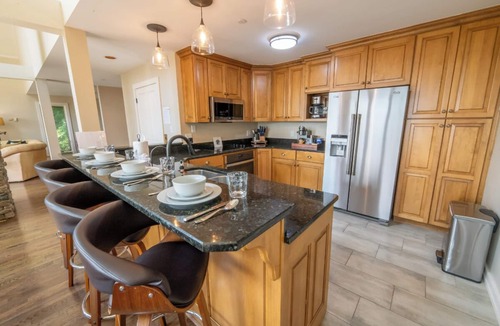 Chalet Village Cabin | *Luxurious 5BD Chalet w/VIEWS! Hot Tub + Arcade*