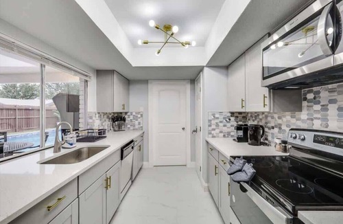 The Colony House | Luxurious 5BR/2B Home with Pool, Grill, Sauna & Game Room