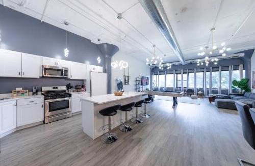 Near South Side Apartment | Luxurious 5BR Suite Perfect for Group of 12 guests with Pool table, Optional Parking and Gym Access Near McCormick Place and Soldier Field