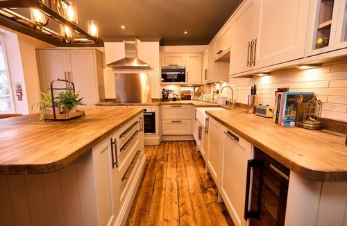 New Forest District Apartment | Luxurious 7BR 6BA; Elegant Living Spaces, Fire Pit