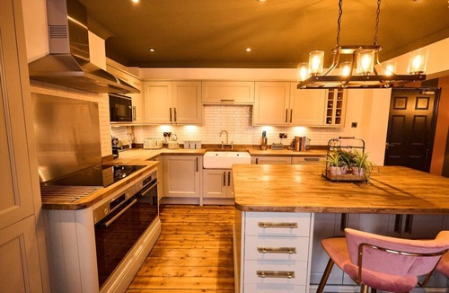 New Forest District Apartment | Luxurious 7BR 6BA; Elegant Living Spaces, Fire Pit