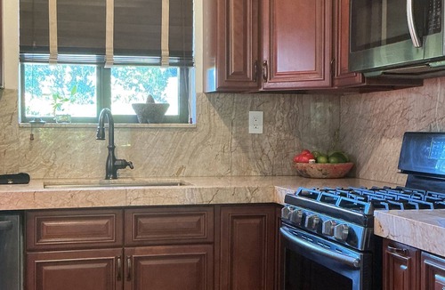 Liberty City House | Luxurious accommodation nestled in a Zen garden setting. Pet friendly