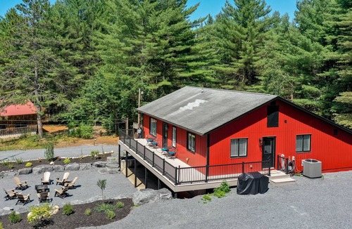 Glenfield House | Luxurious Adirondack lodge with sauna and hot tub