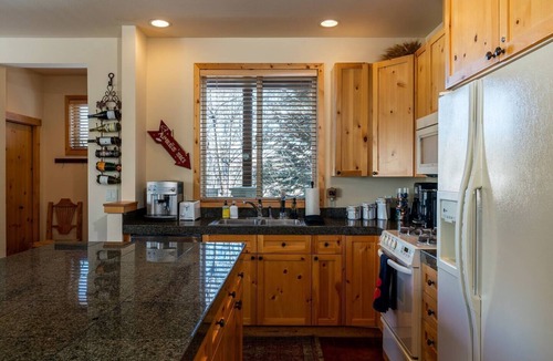 Warm Springs Condo | Luxurious, affordable condo one mile from downtown