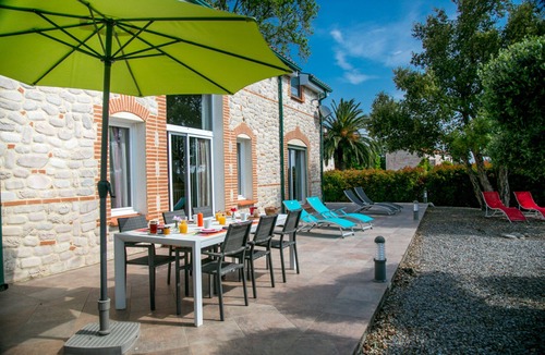 Thuir House | Luxurious Air-Conditioned Property with Stunning Views