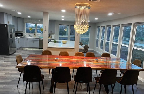 Gordonville House | Luxurious and spacious house built for entertainment 5 min walk to lake!