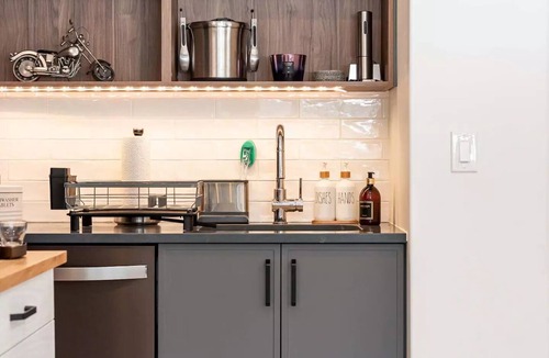 Bedford House | Luxurious and Spacious Getaway With Scenic View