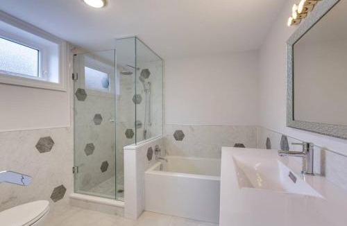 Burlington Villa | Luxurious and Spacious 4BR Home Near Downtown