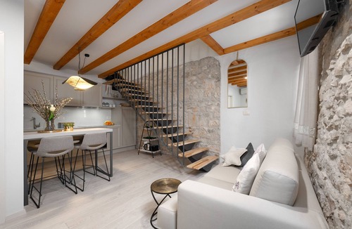 City Center Apartment | Luxurious apartment, old town, 4 persons,only 150m from the beach,with sea view.