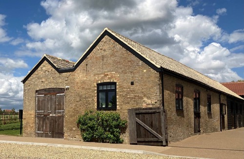 Little Stukeley Cottage | Luxurious barn with kitchen and private terrace