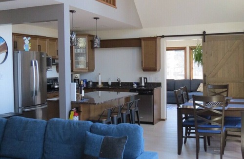Beaconia Cottage | Luxurious Beach House with lake view. Melt your stress away in the hot tub.
