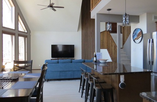 Beaconia Cottage | Luxurious Beach House with lake view. Melt your stress away in the hot tub.