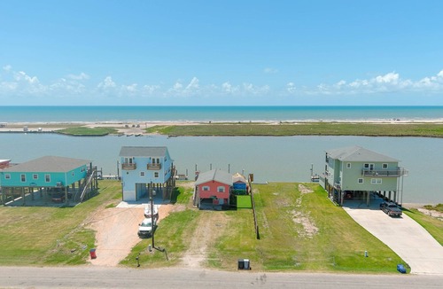 Cedar Lane House | LUXURIOUS BEACH RETREAT WITH THE BEST FISHING AND OCEAN VIEWS IN ALL OF SARGENT!