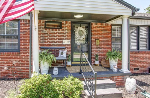 Tulsa Cabin | Luxurious Brookside HideAway Central to All Things Tulsa!