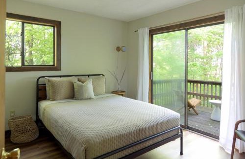 Lake Ariel Ski Chalet | Luxurious Cabin by Lakes & Ski