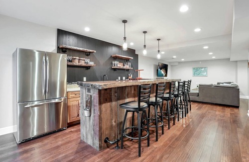 Sugar Grove Cabin | Luxurious Cabin Retreat with Pickleball Court & Hot Tub near Hocking Hills, Sugar Grove OH