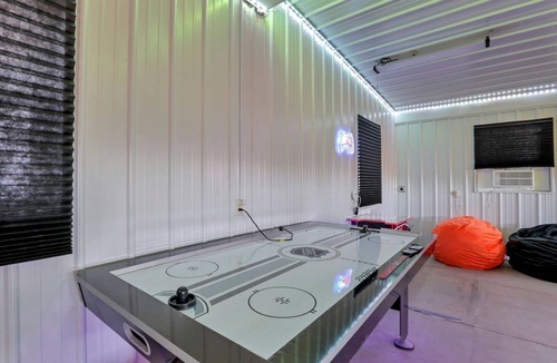 Sugar Grove Cabin | Luxurious Cabin Retreat with Pickleball Court & Hot Tub near Hocking Hills, Sugar Grove OH
