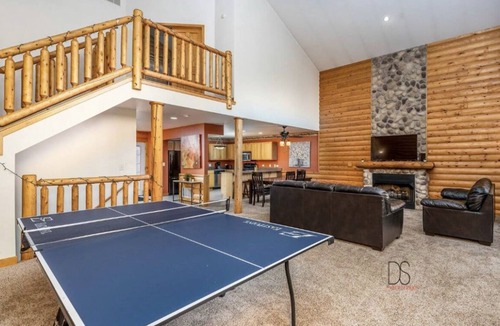 Oglesby House | Luxurious Cabin Villa Getaway