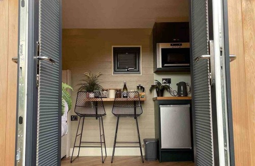 Llangollen Apartment | Luxurious Canal-side mini lodge in Llangollen.