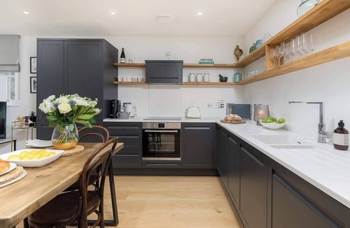 Bath Apartment | Luxurious city Gem - private free parking