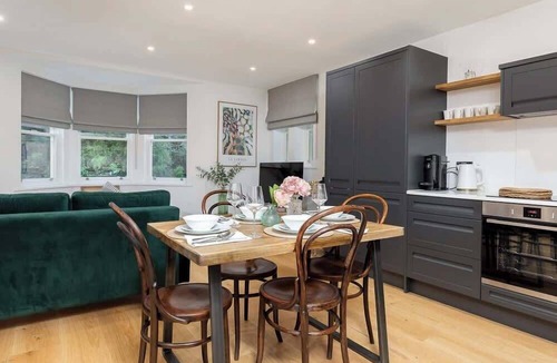 Bath Apartment | Luxurious city Gem - private free parking