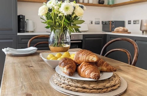 Bath Apartment | Luxurious city Gem - private free parking